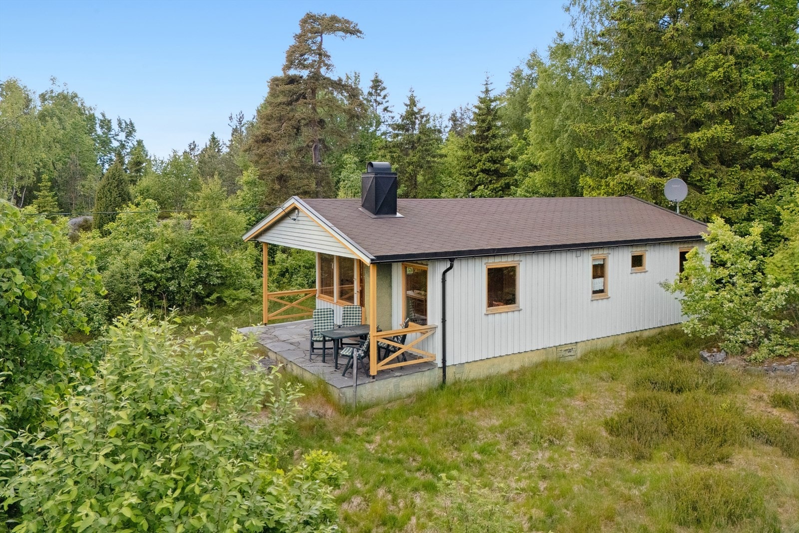 Selveiet tomt som hovedsaklig er bestående av naturtomt med varierende terrengforhold. Galleribilde