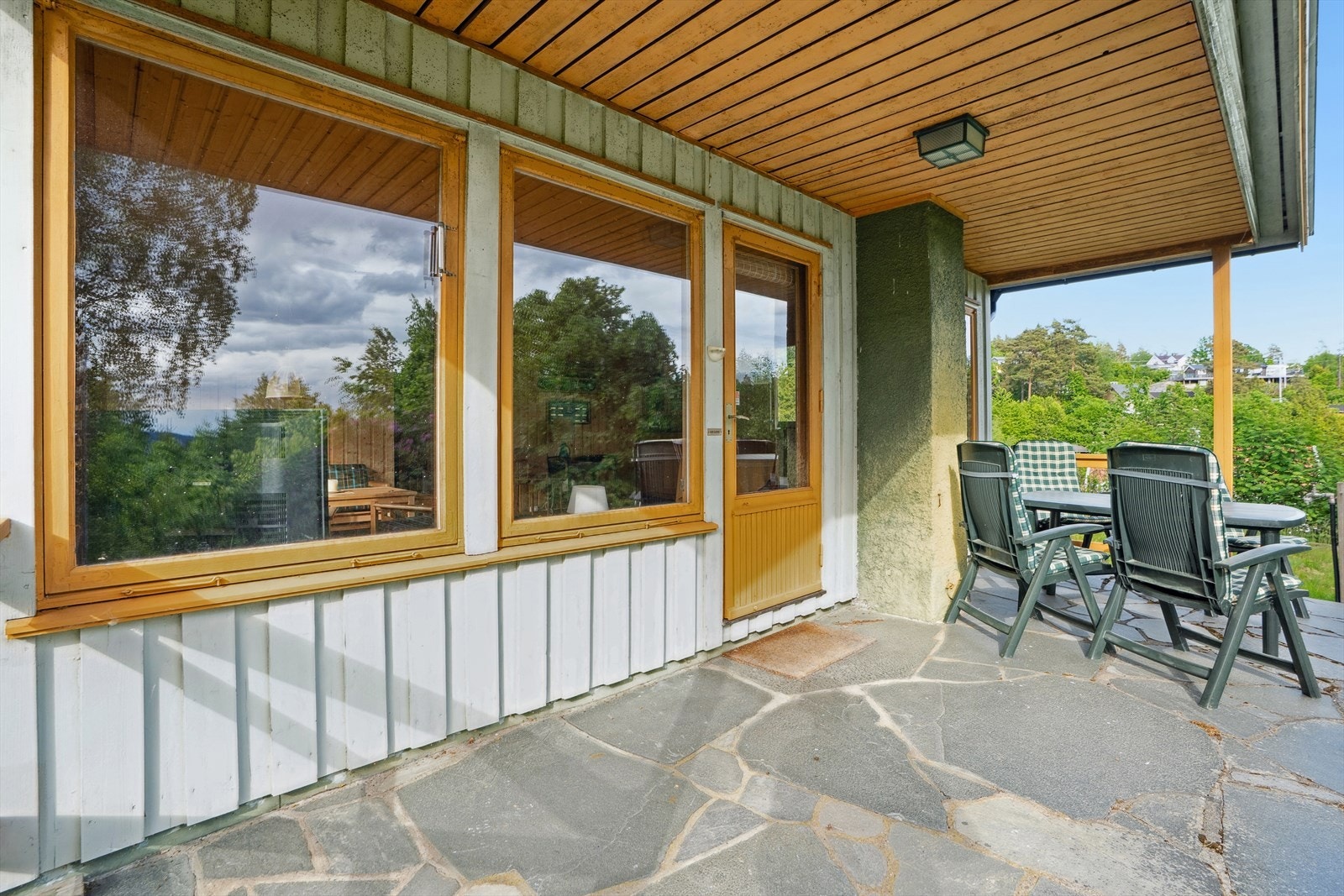 Den skiferbelagt terrassen fungerer som en forlengelse av stuen på varme sommerdager. Galleribilde