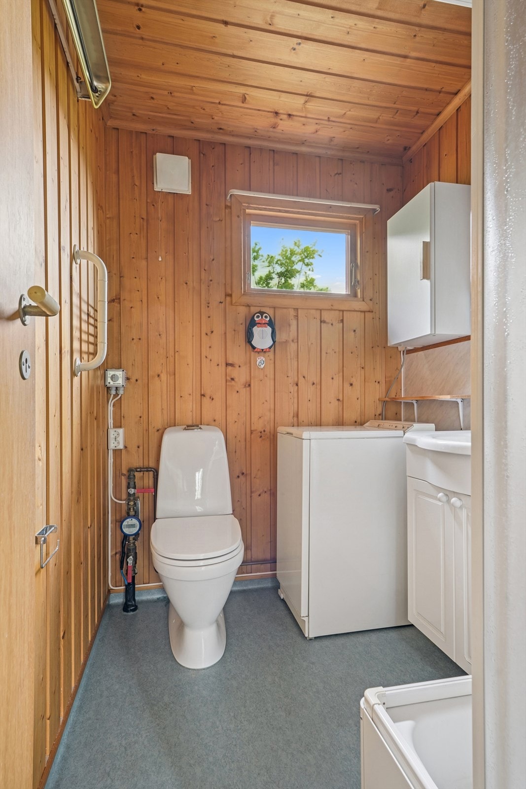 Badet er utstyrt med toalett, baderomsinnredning med servant, dusjkabinett og opplegg til vaskemaskin. Galleribilde
