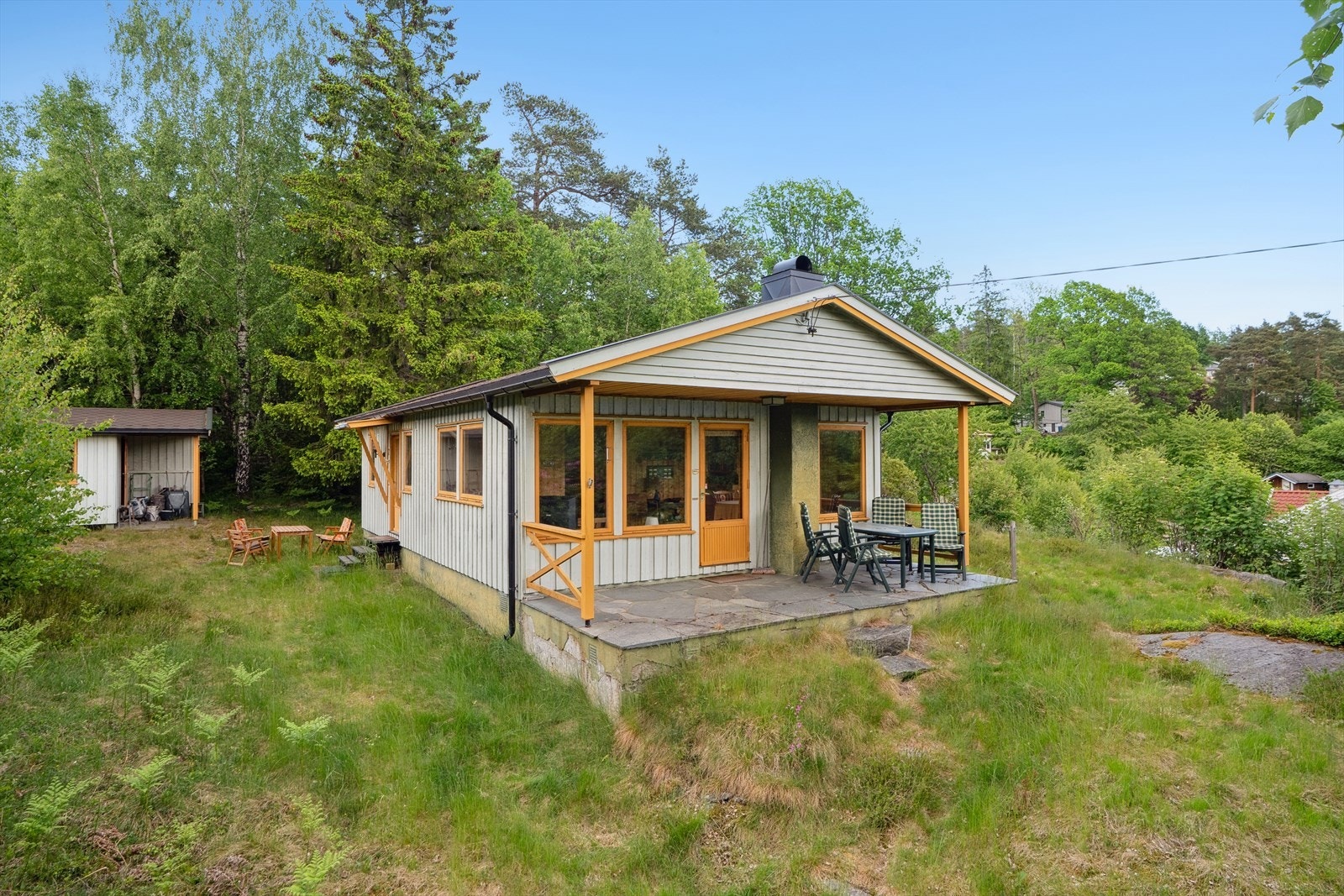 Hytta har en skjermet beliggenhet på en romslig og fin naturtomt med natursti inn til hytta fra parkeringsplass. Galleribilde