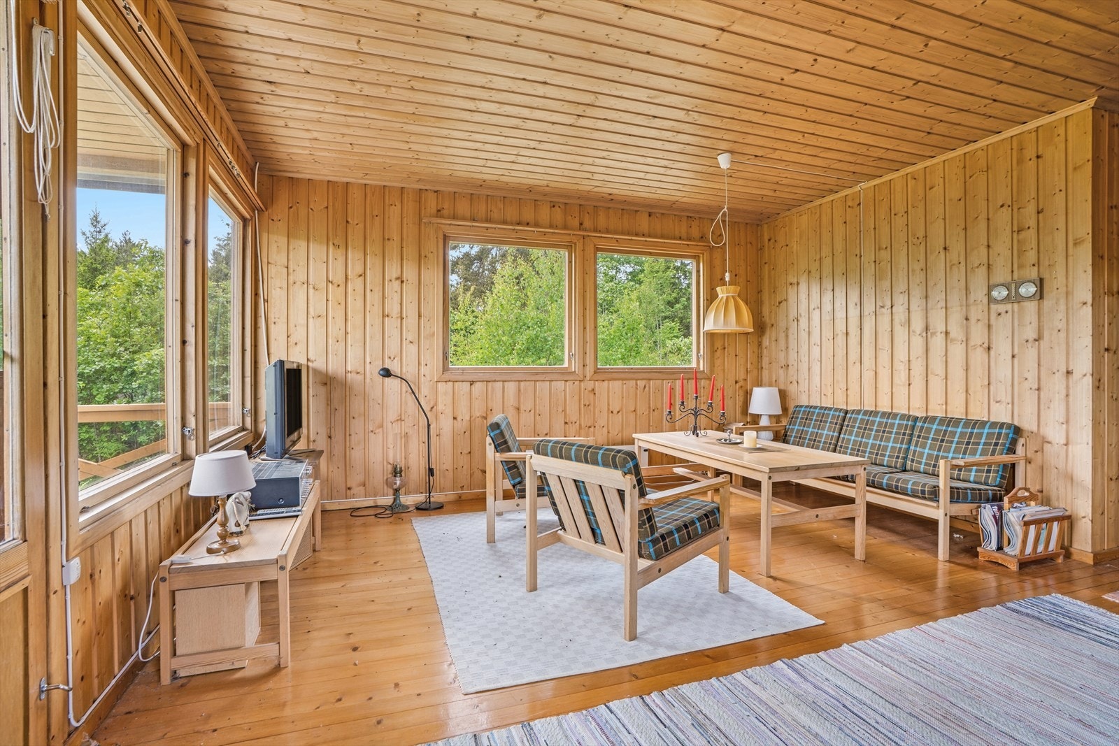 Stuen er møbleringsvennlig og har god plass til å innrede i flere soner, alt etter ønsker og behov. Galleribilde
