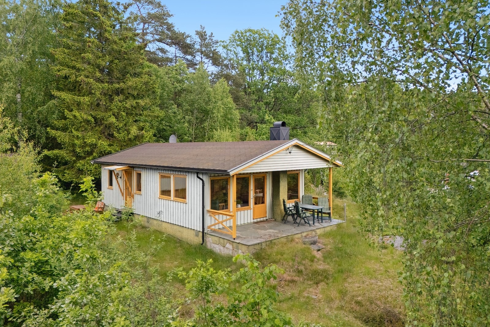 Hytta inneholder bl.a. entré, bad/vaskerom, to gode soverom, kjøkken og en lys stue. Galleribilde
