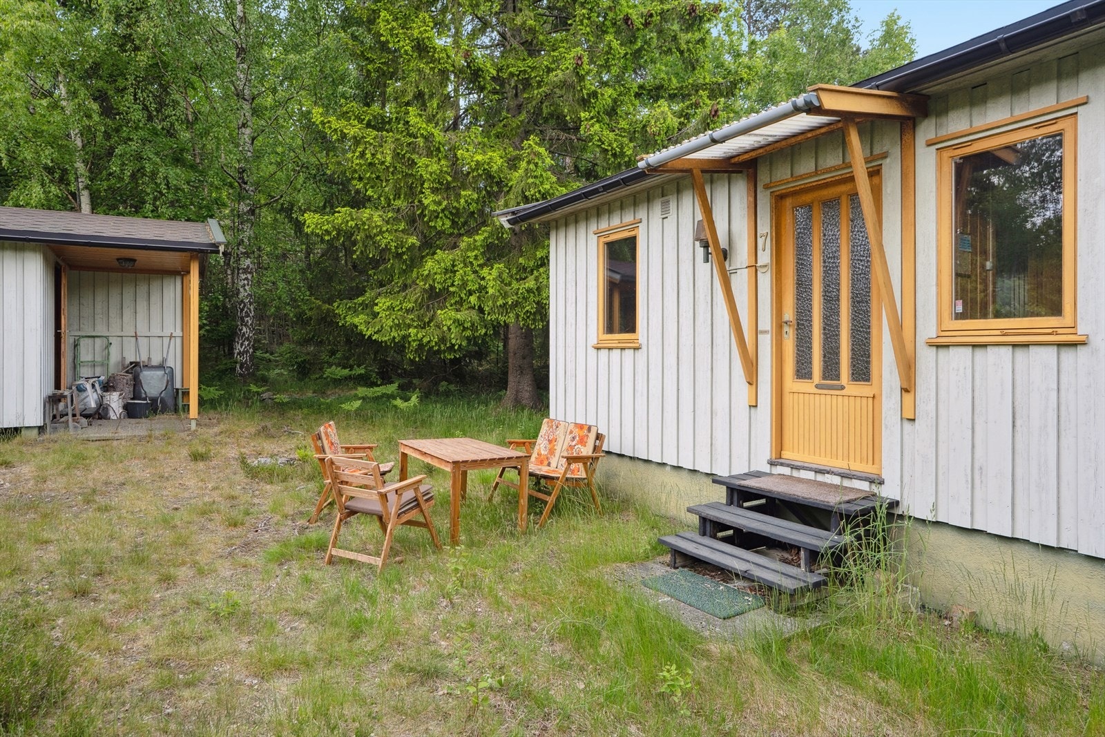 Uthuset beliggende like bak hytta har gode lagringsmuligheter. Galleribilde