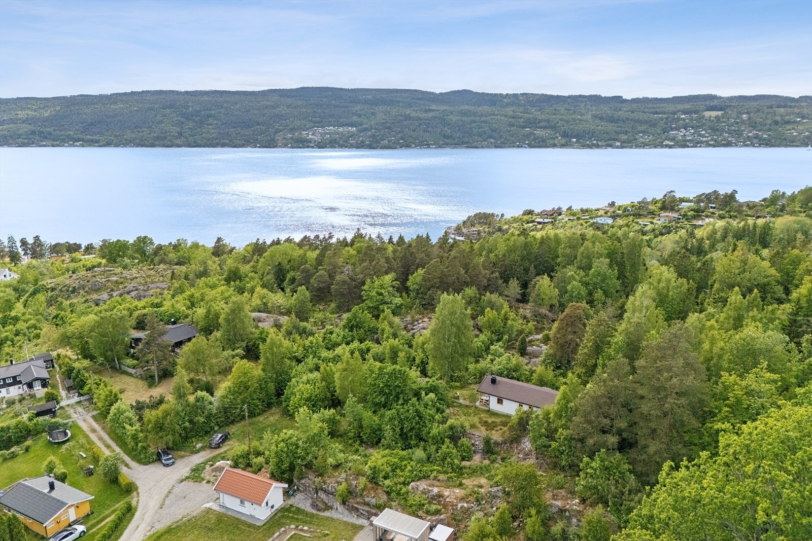 Det er bilvei frem til tomten som har gode parkeringsmuligheter. Galleribilde