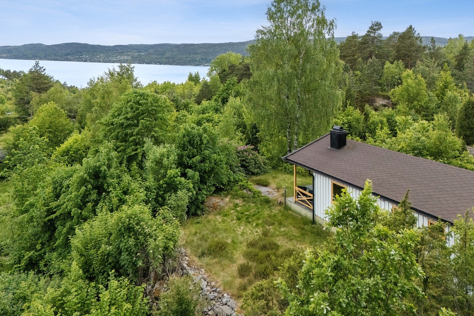 Tomten har gode sol- og lysforhold. Galleribilde