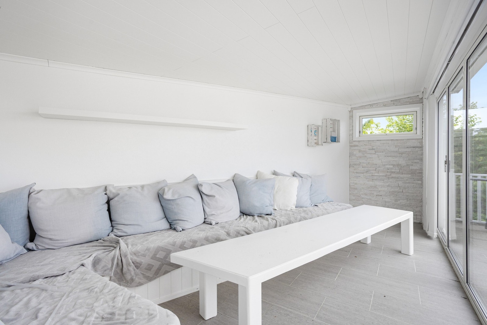 Innredet frittstående utestue som forlenger sommersesongen Galleribilde