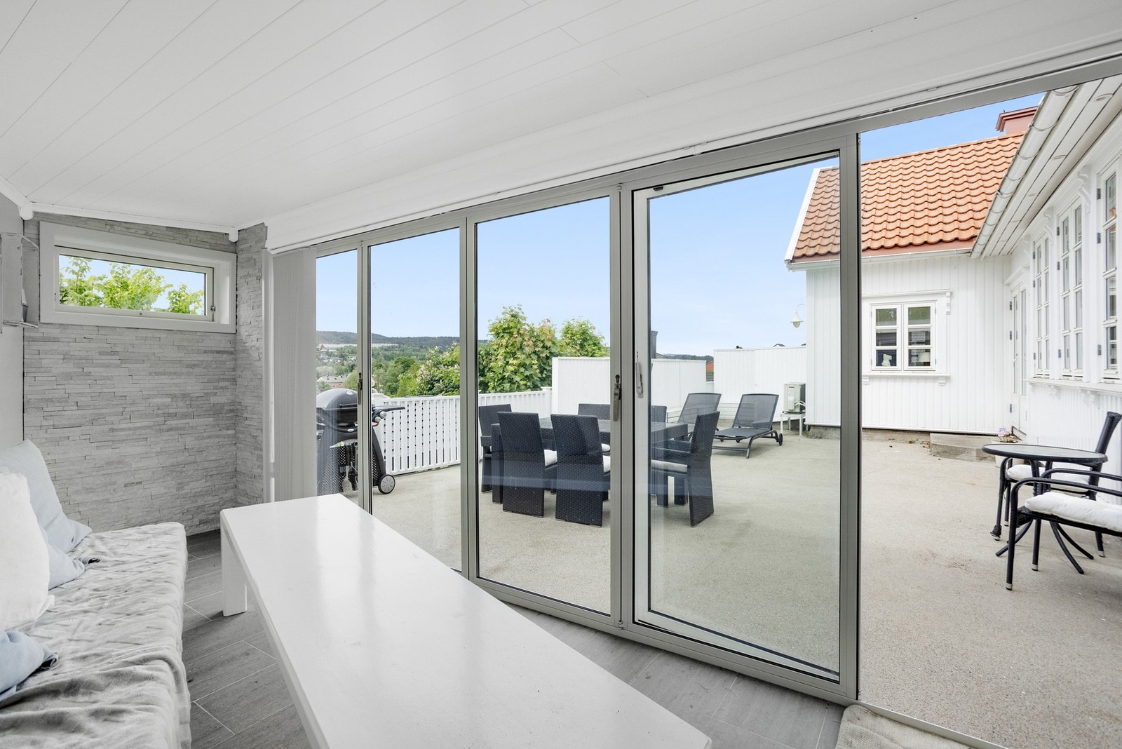 Utestue med mulighet til å åpne dørene helt opp. Gode solforhold til sent på kveld Galleribilde