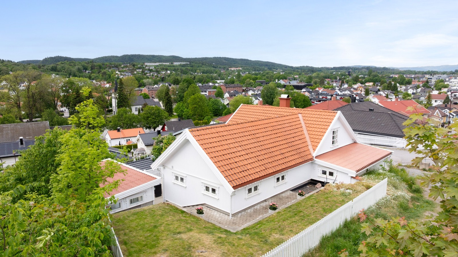 Koselig og pent opparbeidet hage bak boligen Galleribilde