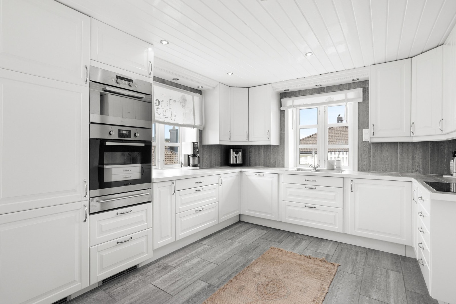 Integrerte hvitevarer som stekeovn, platetopp og mikrobølgeovn Galleribilde