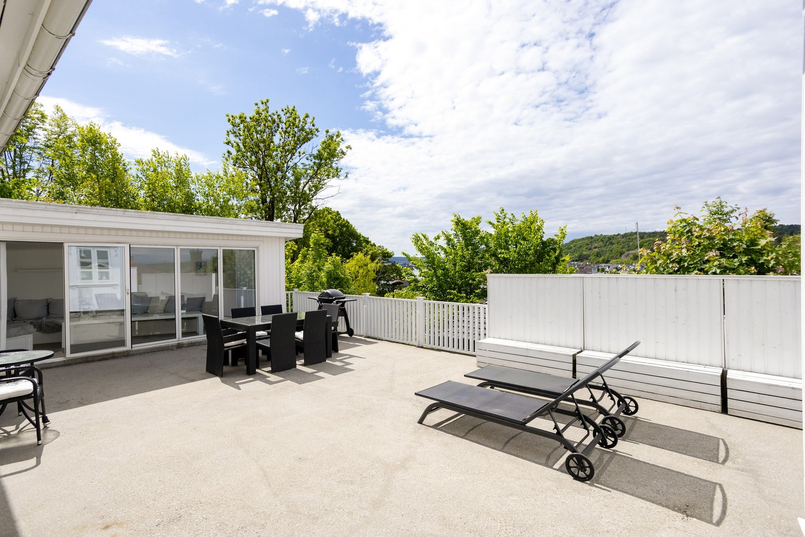 Enebolig med nydelig beliggenhet og utsikt mot elven. Stor og usjenert uteplass med gode solforhold Galleribilde