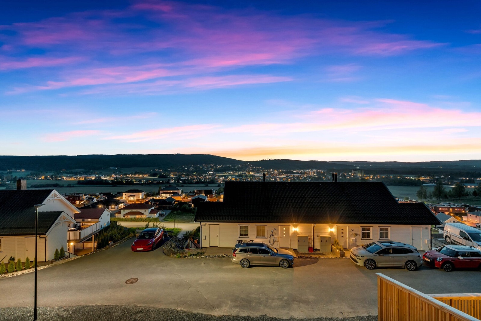 Bjørkelangen har skoler i alle trinn, flere barnehager, godt kollektivtilbud og kort vei til sentrum med det meste du trenger i hverdagen. Galleribilde