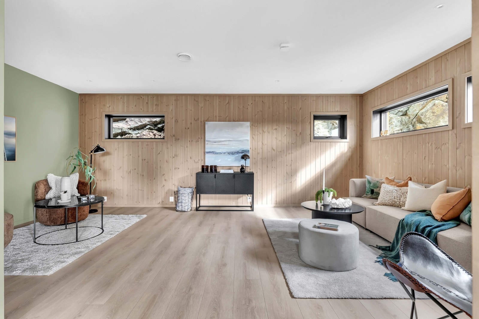 I stuen er det laminatgulv og gipsvegger - med noen flotte panelvegger i kontrast! Galleribilde