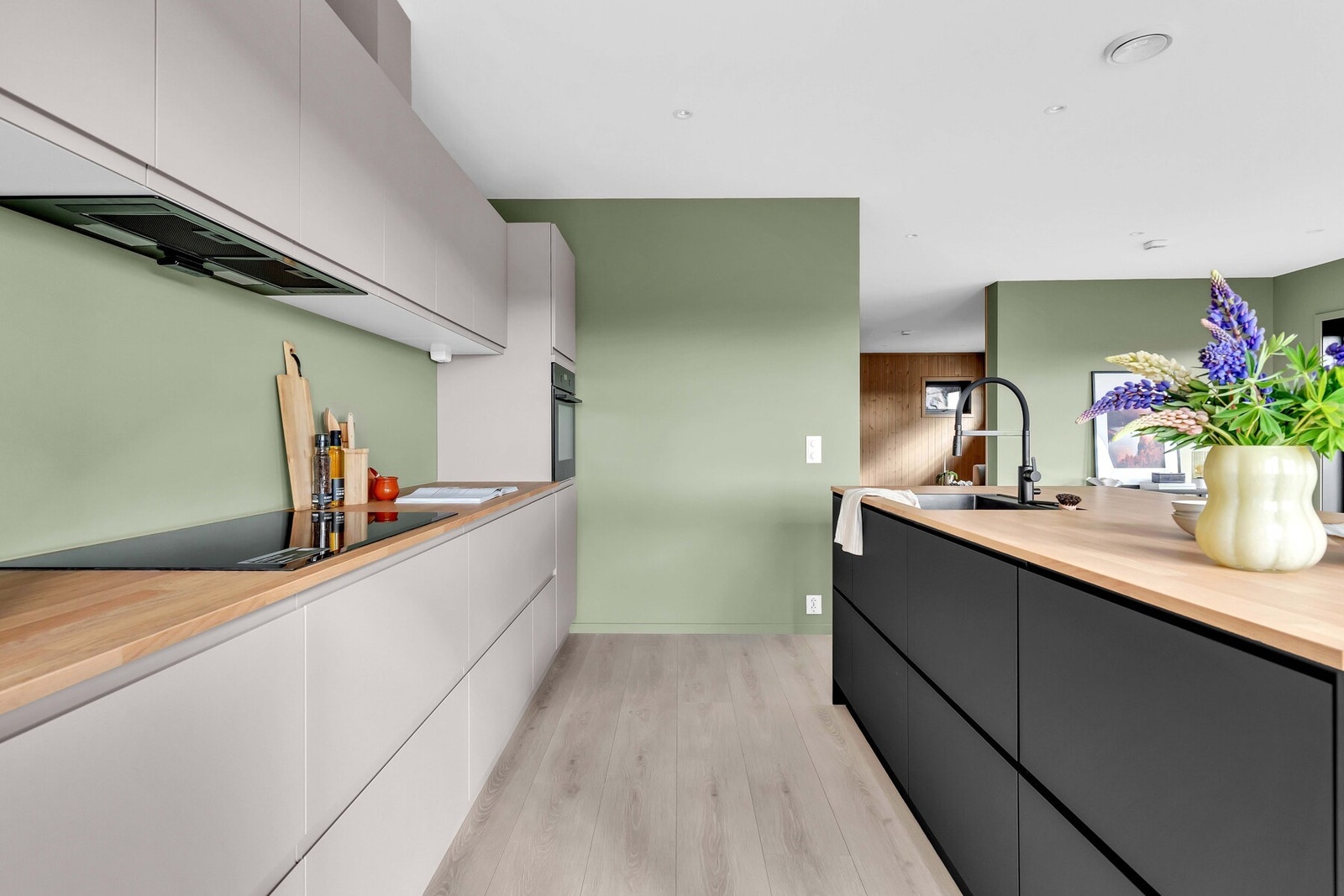 For øvrig integrert komfyr i høyskap, steketopp, ventilator med avtrekk ut og stort kjøleskap med ekstra bredde på ca. 75 cm. Galleribilde