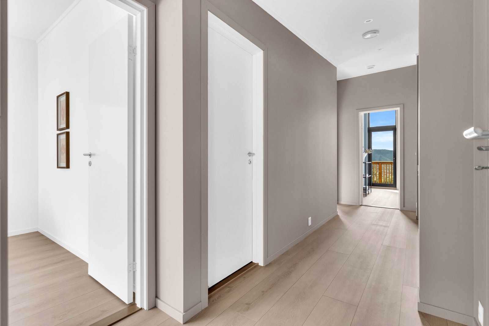 Alle boligens rom er malt i et tidsrikig og moderne fargepalett. Galleribilde