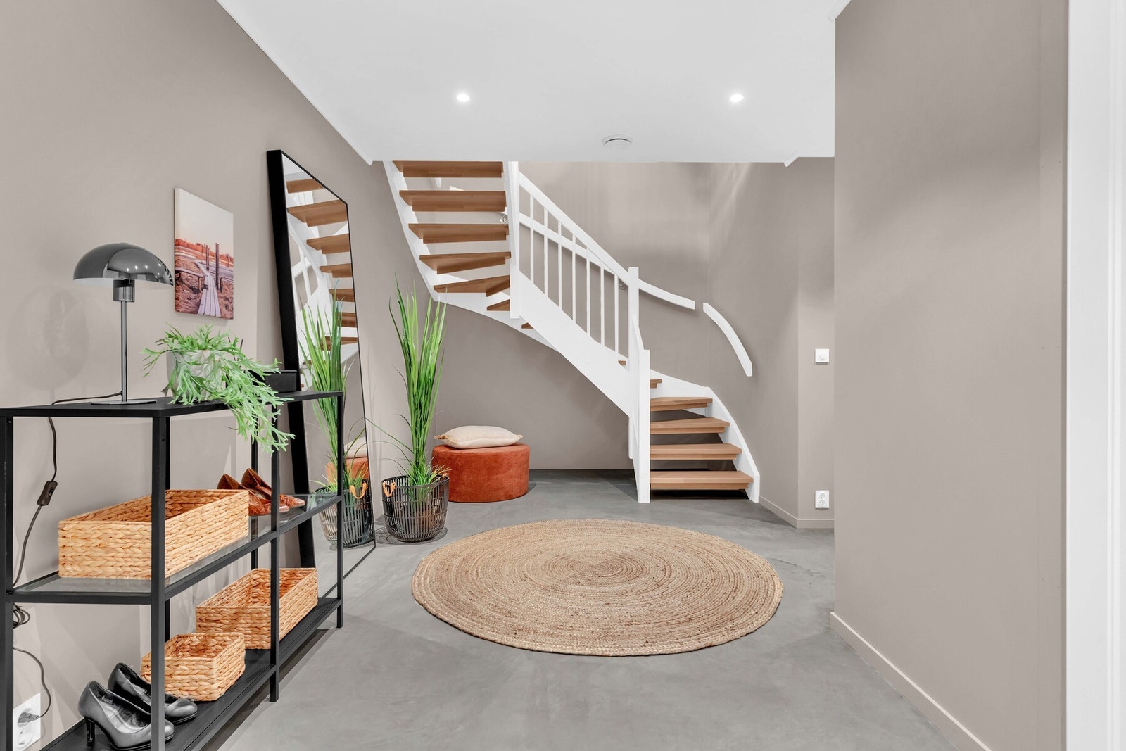 Videre er det en stor gang med god plass til garderobemøblement hvor sko og yttertøy kan gjemmes vekk. Galleribilde