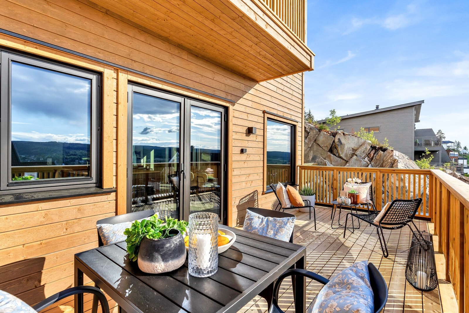 En rålekker halvpart av en tomannsbolig nyoppført i mai 2025. Her følger det nybygg-garanti i 5 år, vannbåren varme og høy standard for å nevne noe. Galleribilde