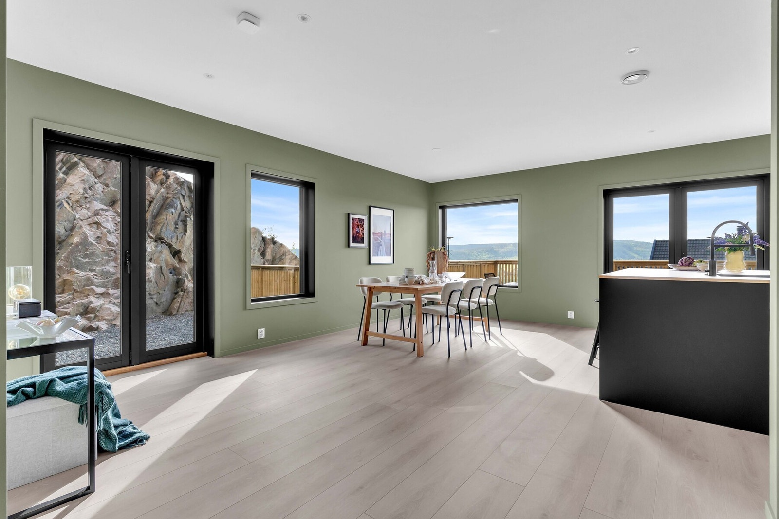 Spiseplassen har flott utsikt og med utgang til hele to uteplasser - la oss ta en titt. Galleribilde