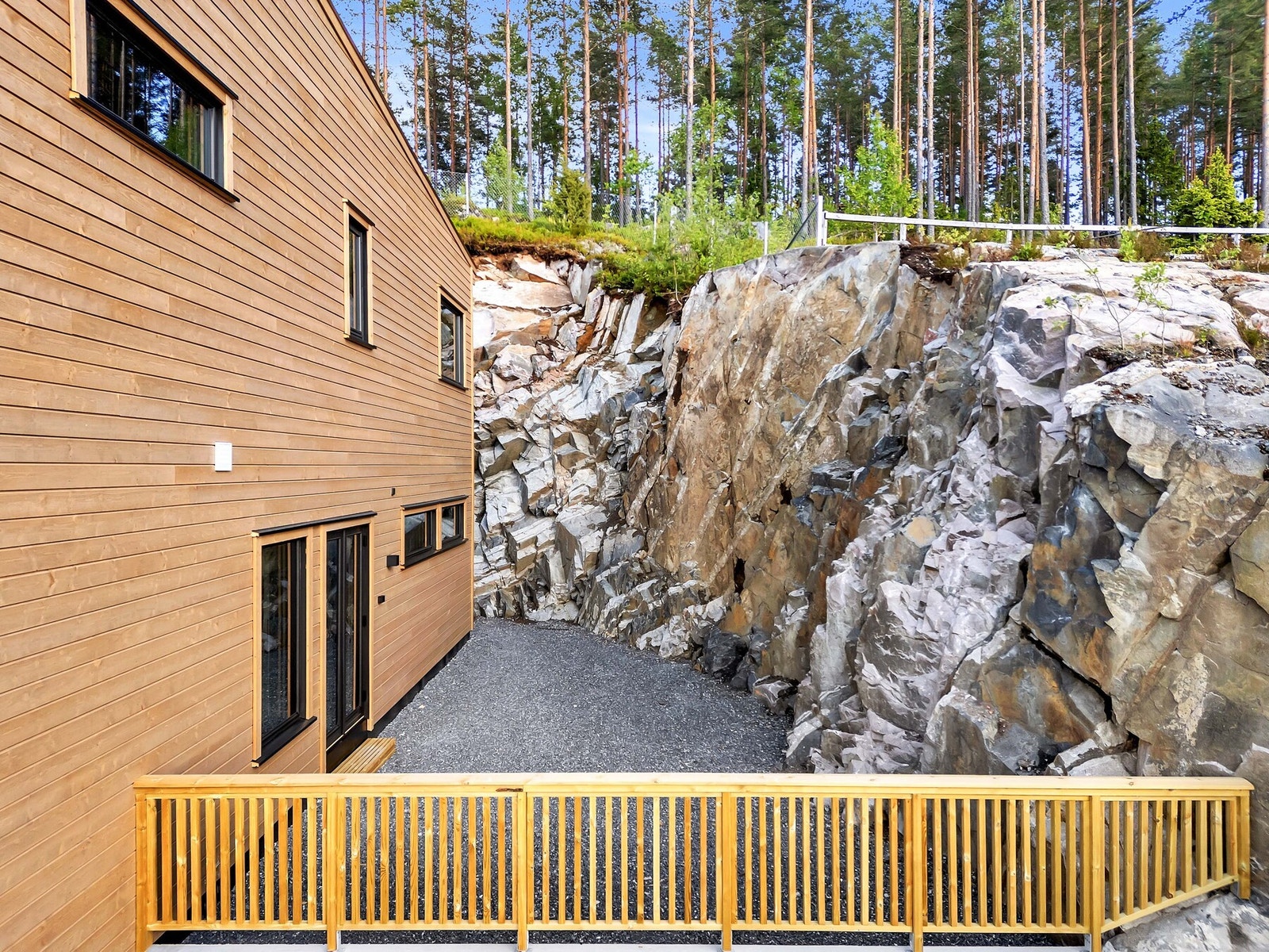 Den andre uteplassen er foreløpig gruset men her er det gode muligheter til å lage en usjenert deilig oase. Galleribilde