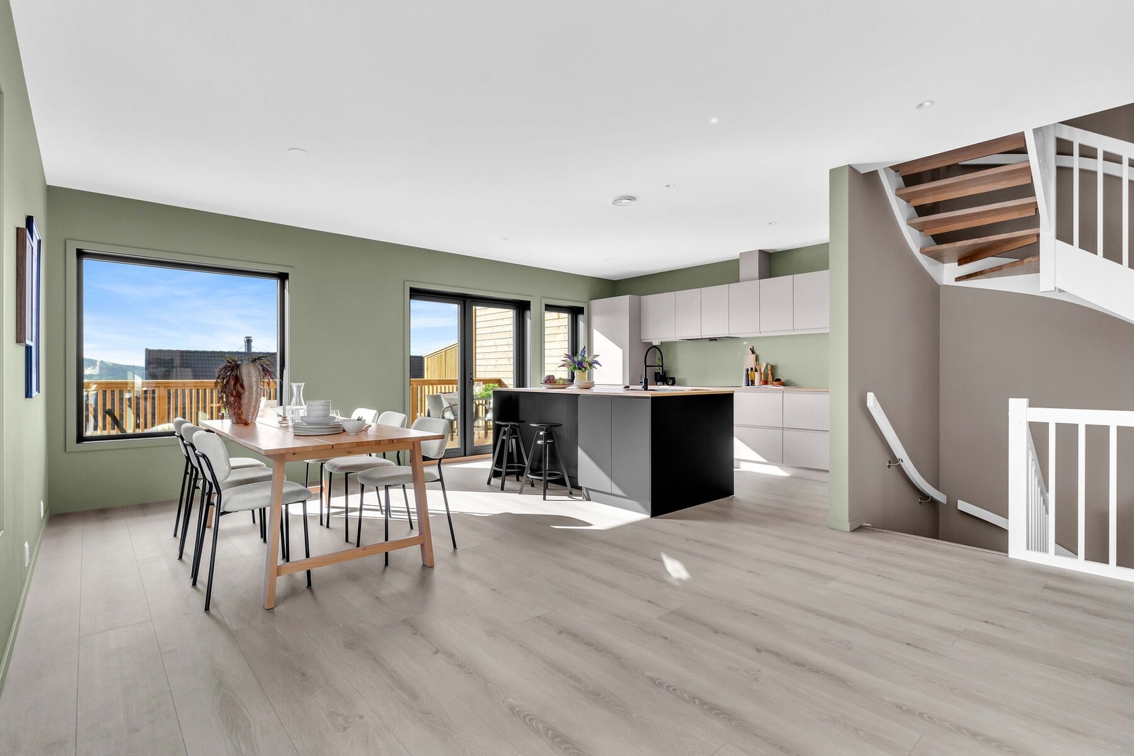 Denne etasjen er et stort allrom som er det naturlige oppholdsrommet for hele familien. Galleribilde