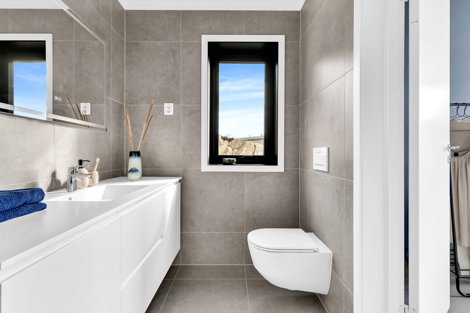 Hovedsoverommet har en suite-løsning med eget lekkert baderom. Galleribilde