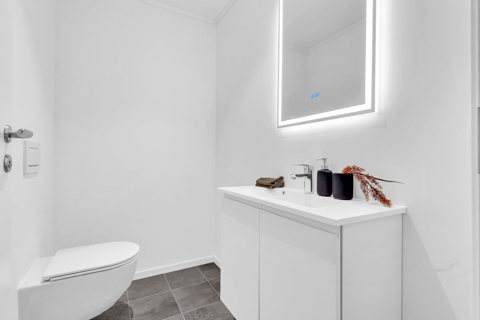 Perfekt gjestetoalett med Laufen pro rimless vegghengt toalett, servantskap og speil med innebygd lys. Galleribilde