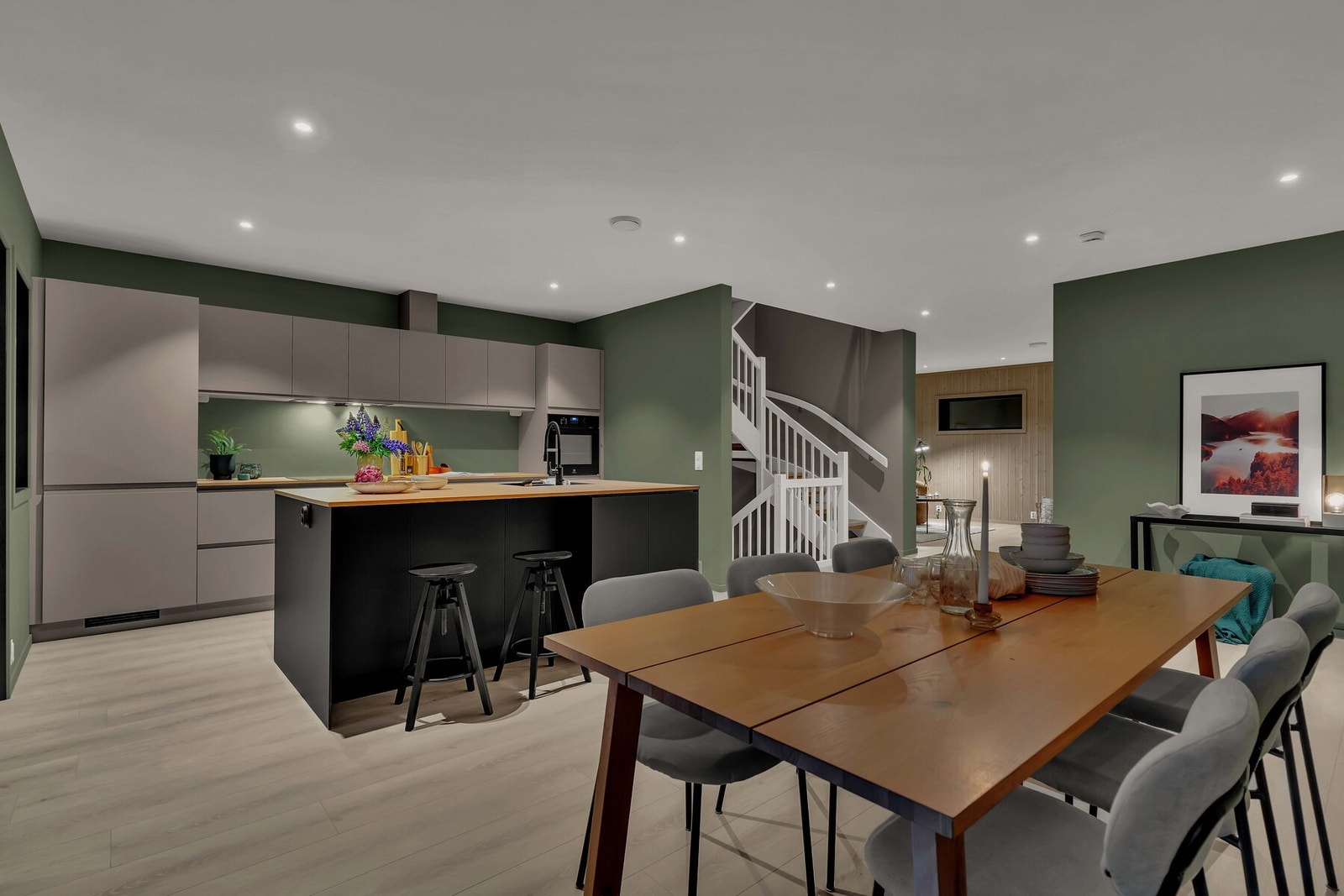 Boligen ligger i sin helhet vestvendt med panorama utsikt over nærområdet og kveldssol. Galleribilde