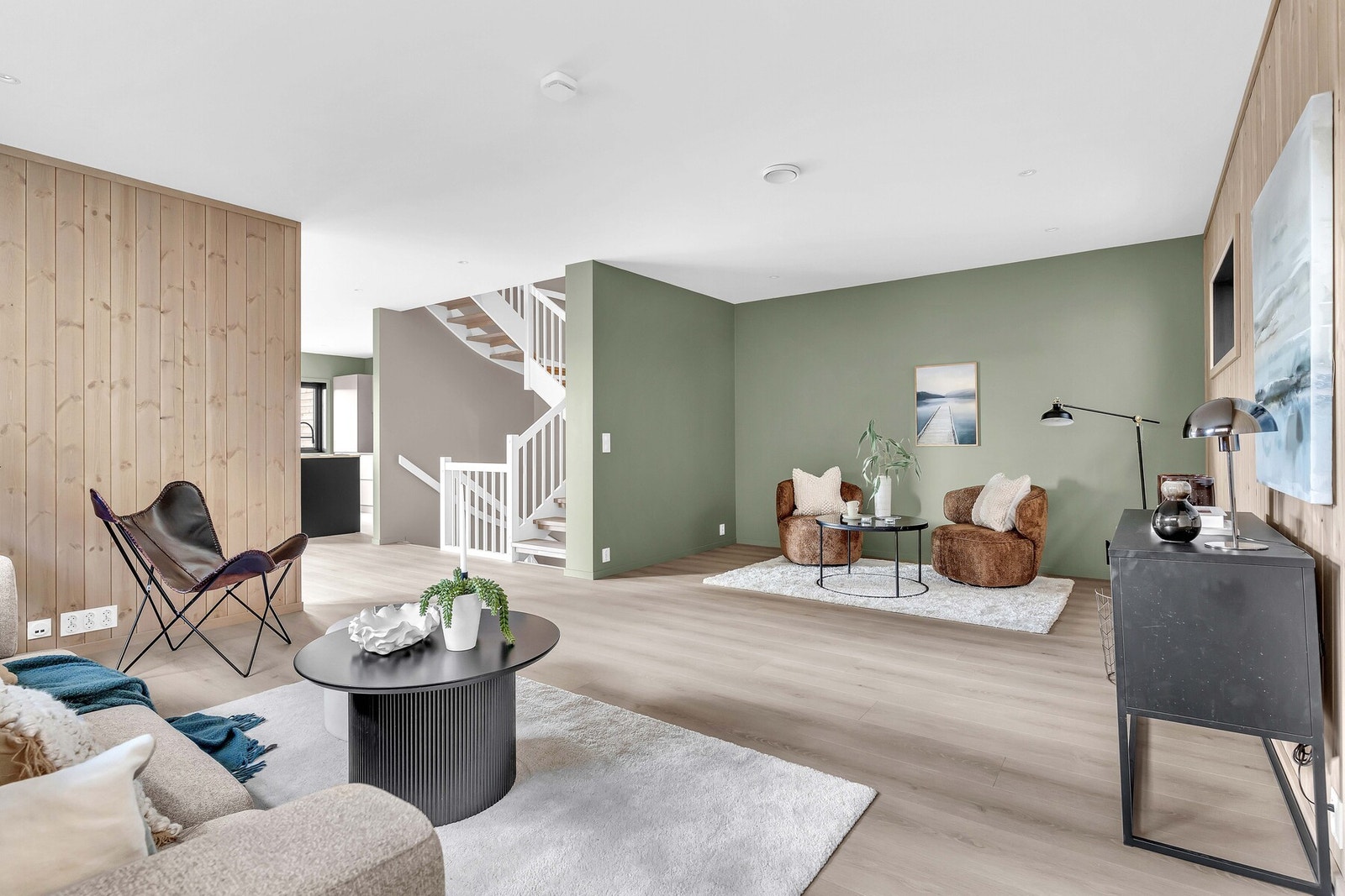 Smart og sosial planløsning der stue, kjøkken og spisestue glir sømløst over i hverandre. Galleribilde