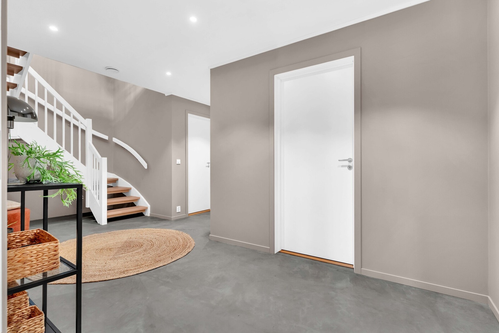 Vindfang og gang har gulv i pusset betong og gipsvegger, i tillegg til gips i tak med downlights. Galleribilde
