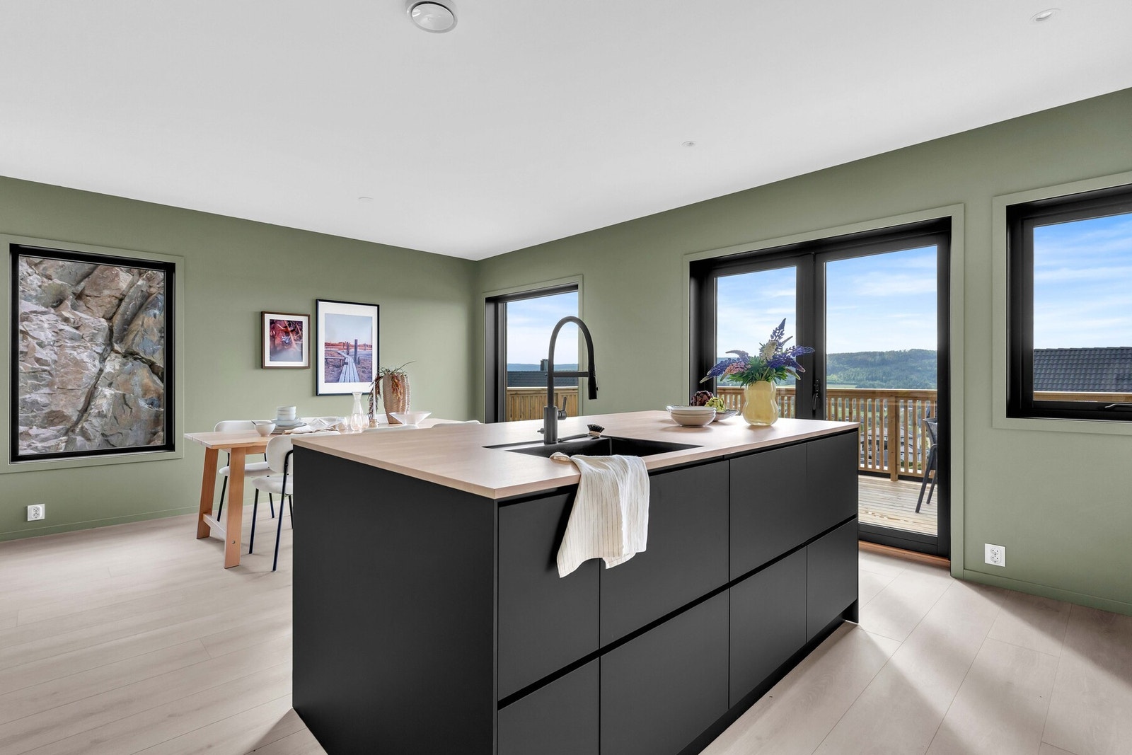 Stor kjøkkenøy med plass til barkrakker som gjør det enkelt å underholde gjestene samtidig som man tilbereder maten. Galleribilde