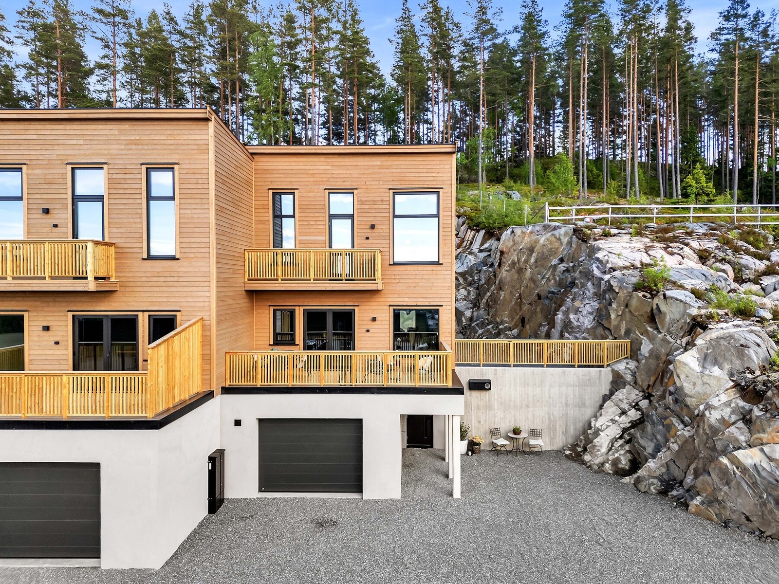 Her er det god plass til sittegruppe, loungemøbler og grill. Galleribilde