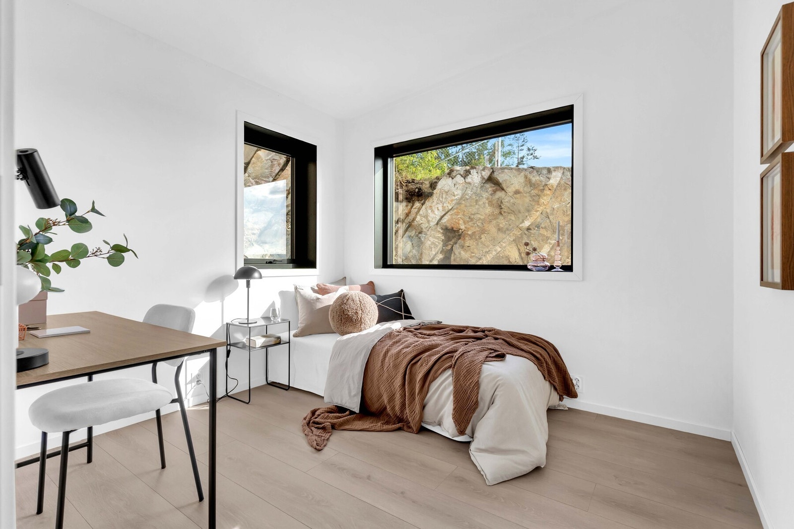 De to andre soverommene har plass til seng, kontorpult, oppbevaringsmøblement m.m. Galleribilde