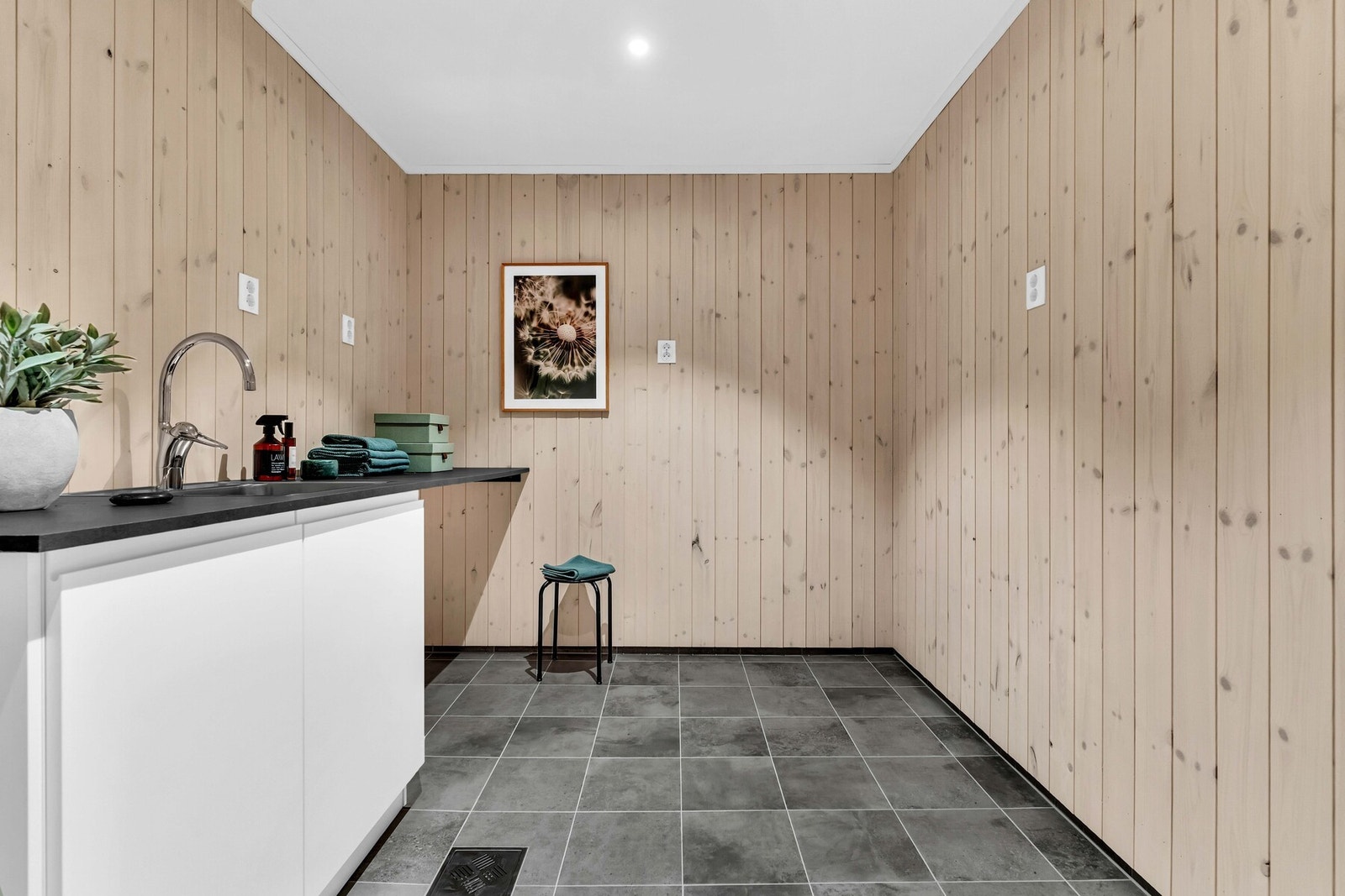 Stort vaskerom med innredning fra Kvik, her er det klargjort for både vaskemaskin og tørketrommel. Galleribilde