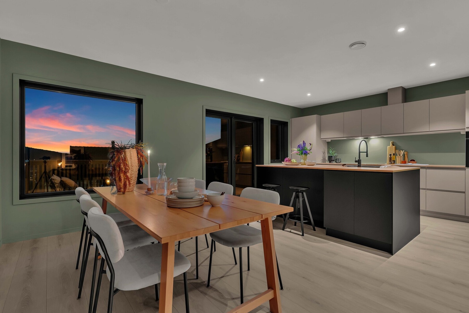 Og om ikke det skulle være nok til å ta turen på visning, ta en titt på disse stemningsfulle kveldsbildene! Galleribilde