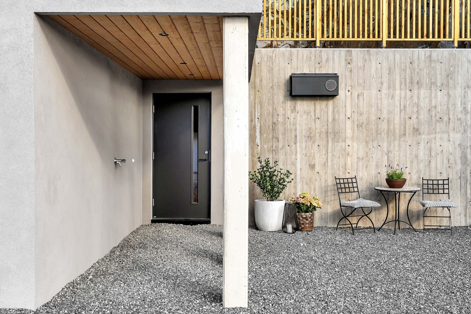 Inngangspartiet er overbygd med downlights og det er god plass til en hyggelig sittegruppe med beplantning. Galleribilde