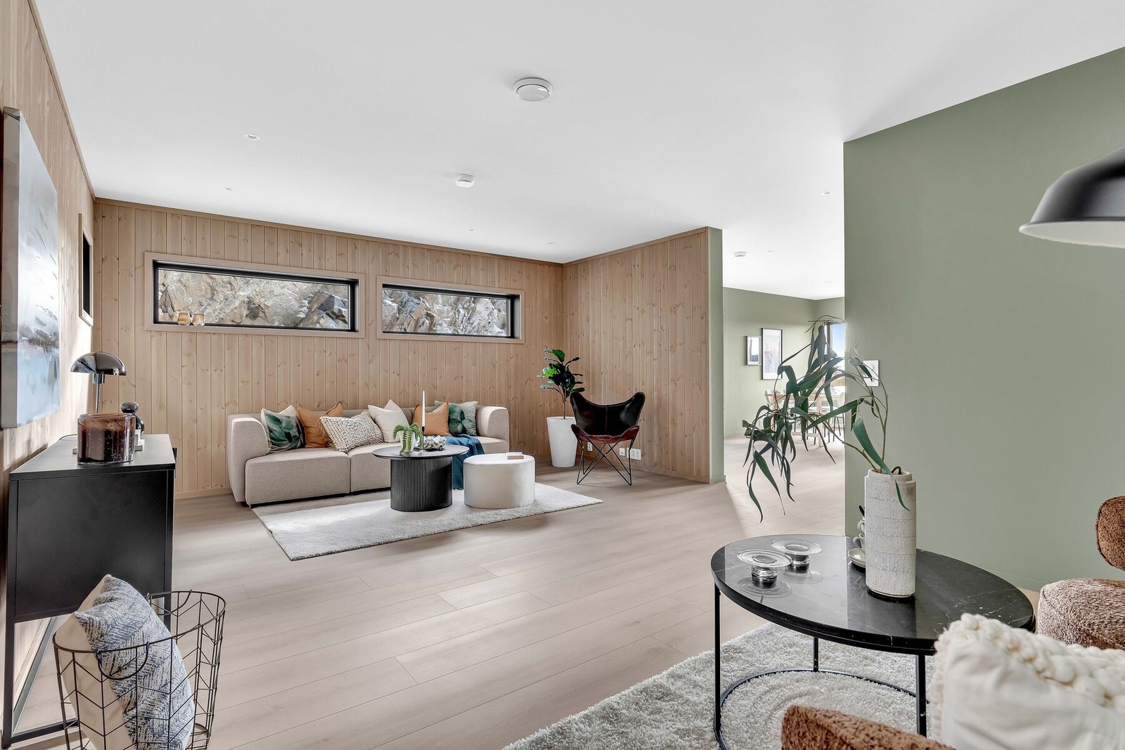 Den praktiske planløsningen gjør at stuen enkelt lar seg inndele i ulike sosiale soner, samtidig som rommet oppleves lyst og luftig. Galleribilde