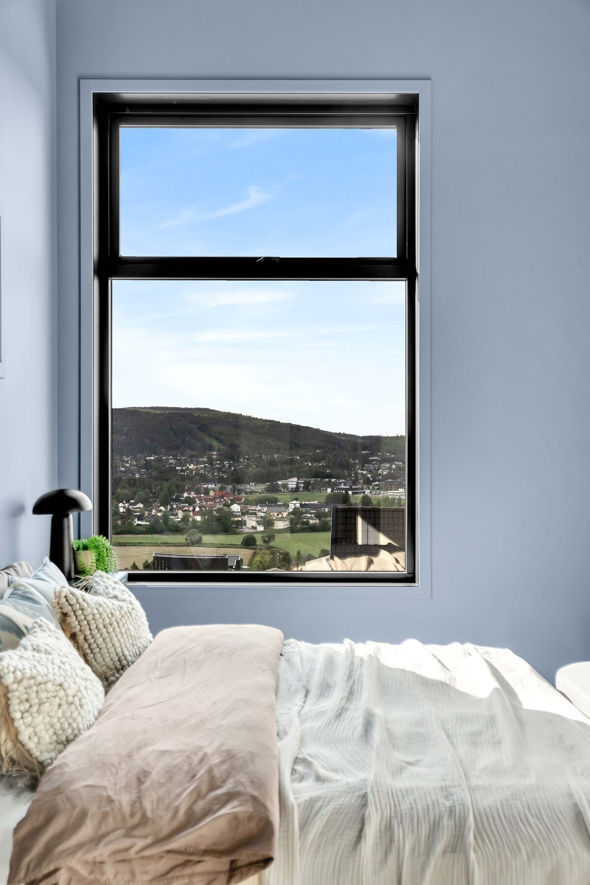 Vegg-i-vegg ligger hovedsoverommet med en spektakulær utsikt over nærområdet og en unik takhøyde opp til ca. 3,6m. Galleribilde