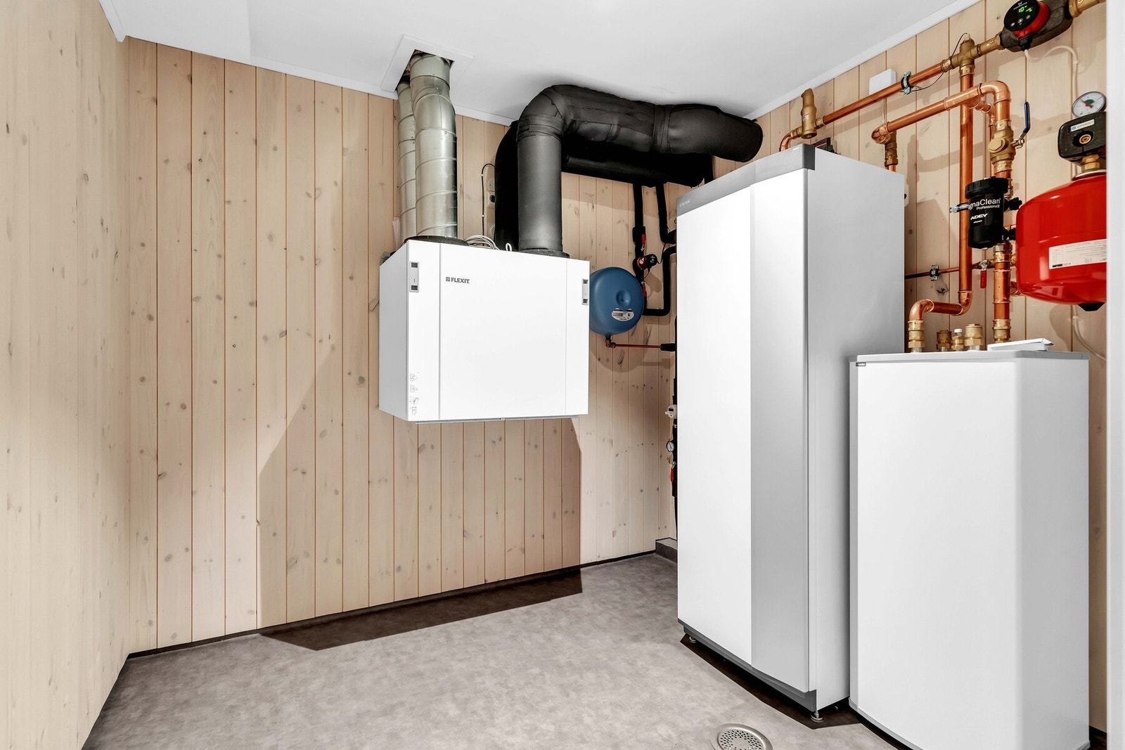 Romslig og oversiktlig teknisk rom. Nibe bergvarmepumpe dimensjonert for å levere 100% av oppvarming av bolig og tappevann. Flexit balansert ventilasjon. Galleribilde