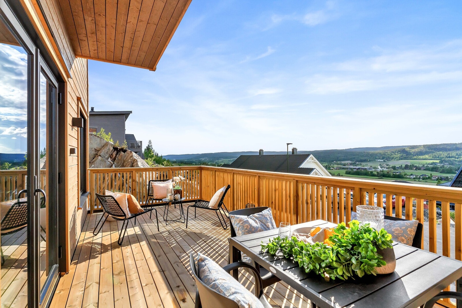 Parkering i garasje, men også singlet stor gårdsplass med ekstra biloppstillingsplasser. Galleribilde