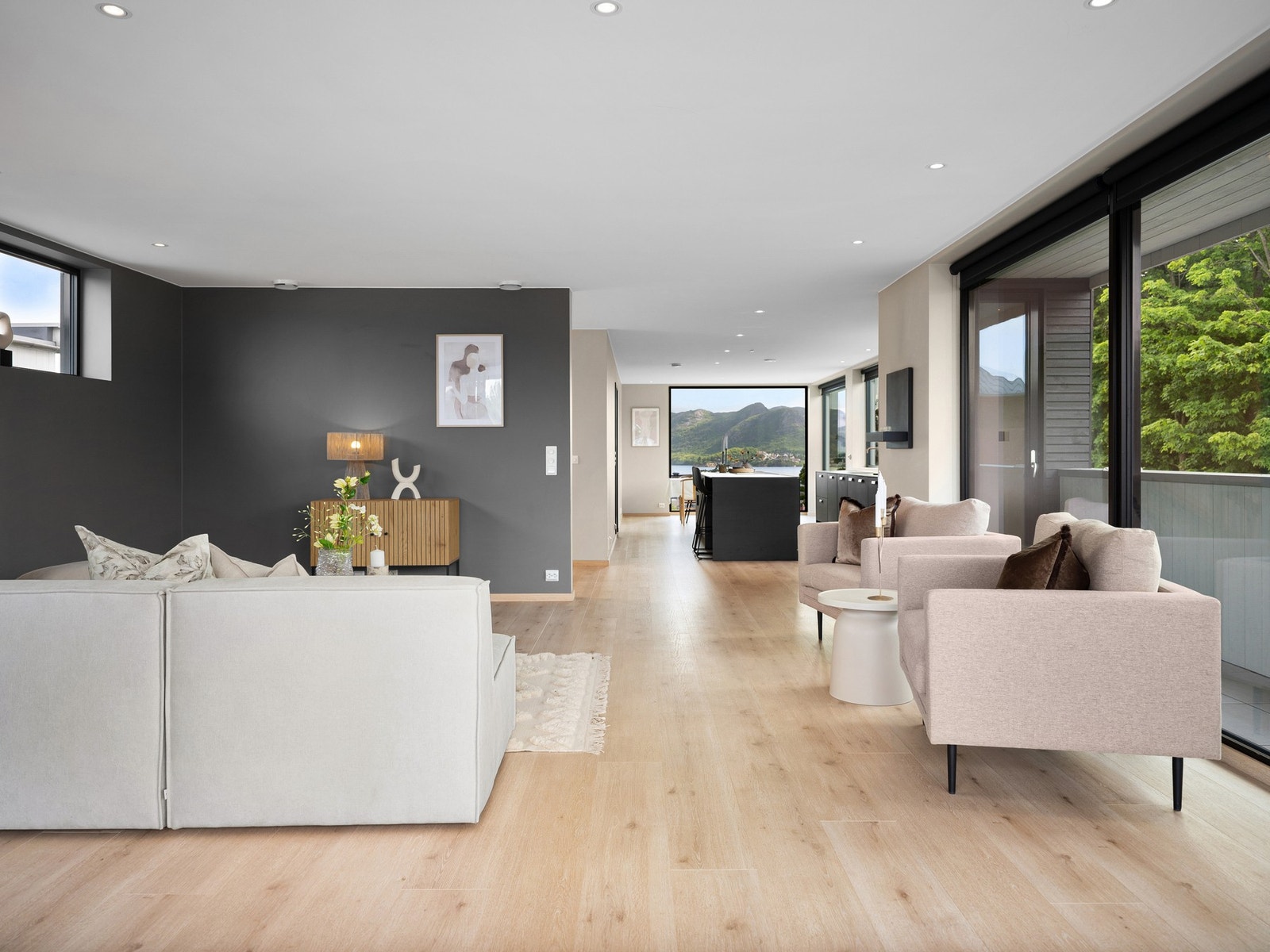 Åpen og luftig etasje Galleribilde