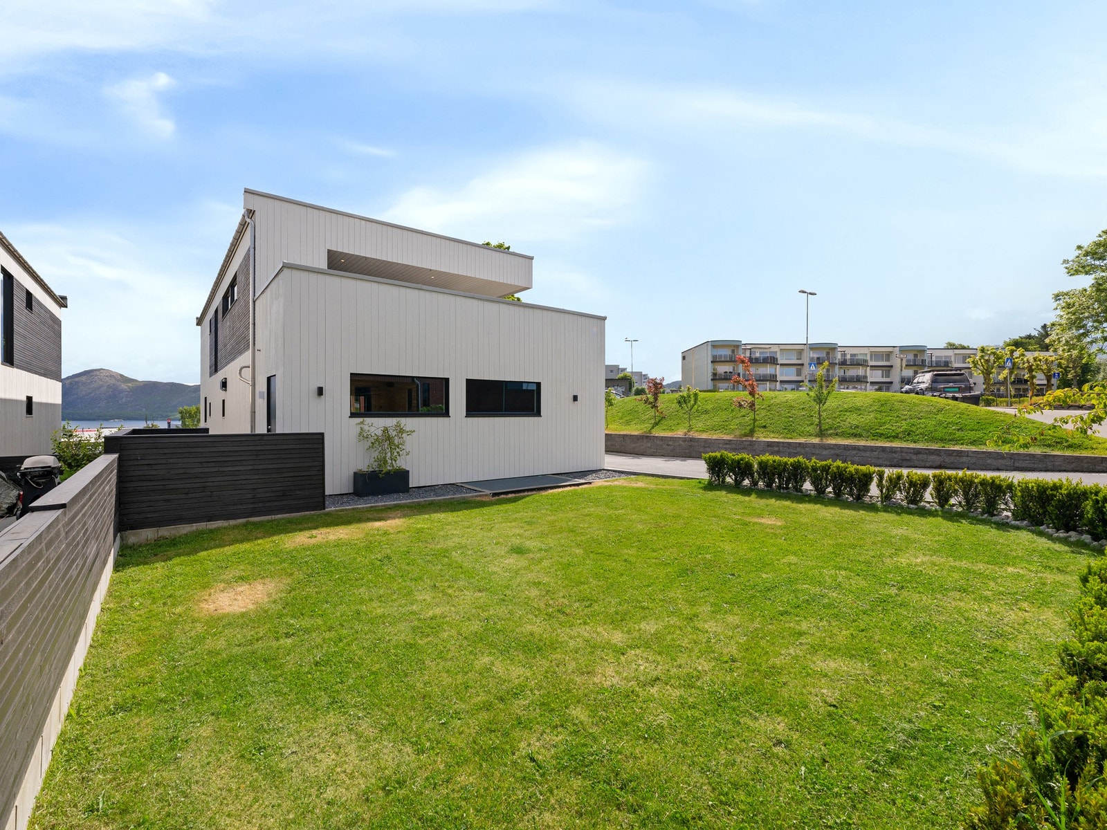 Hage ved inngangspartiet og garasjen Galleribilde