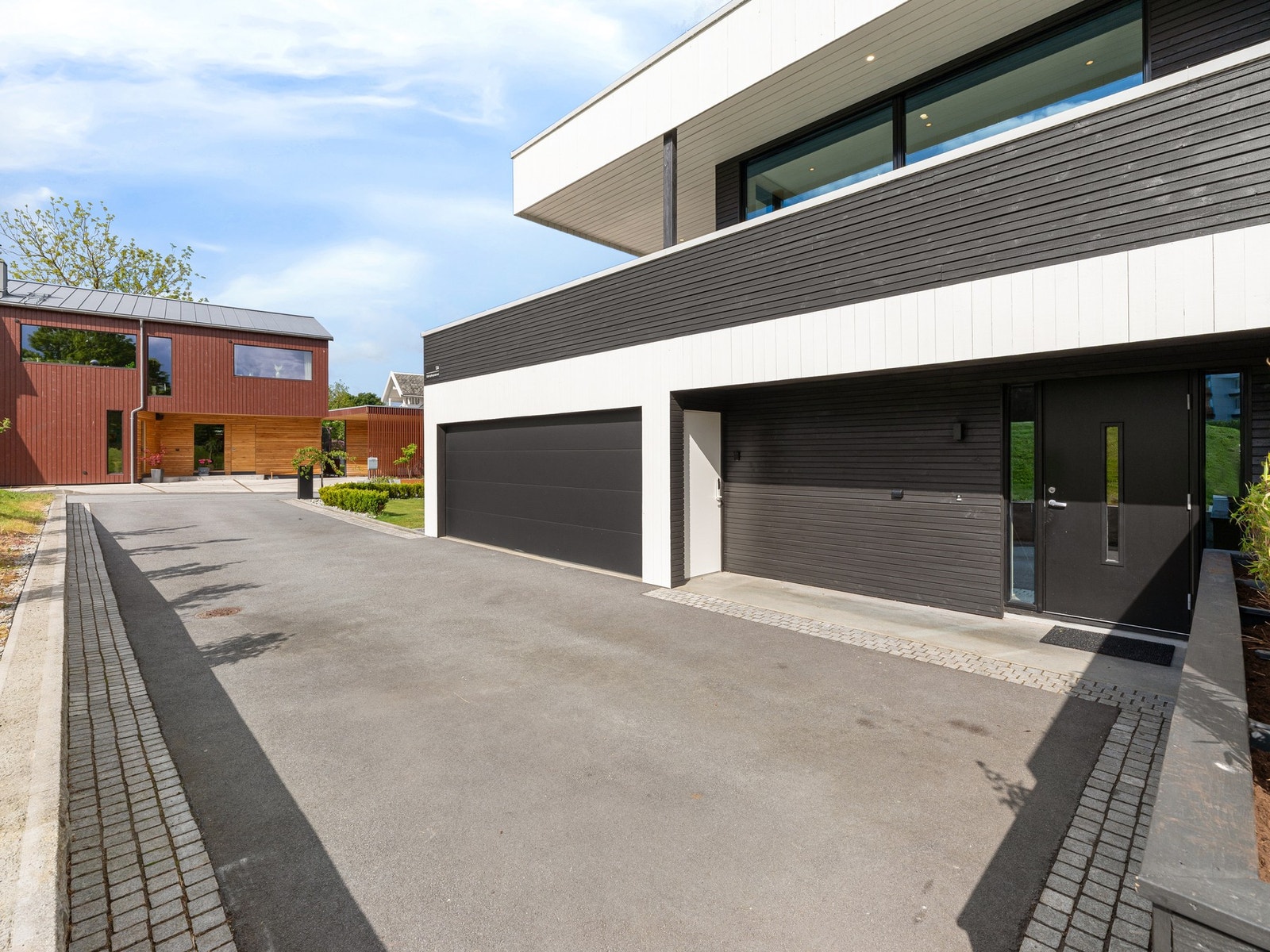 Asfaltert gårdsrom Galleribilde