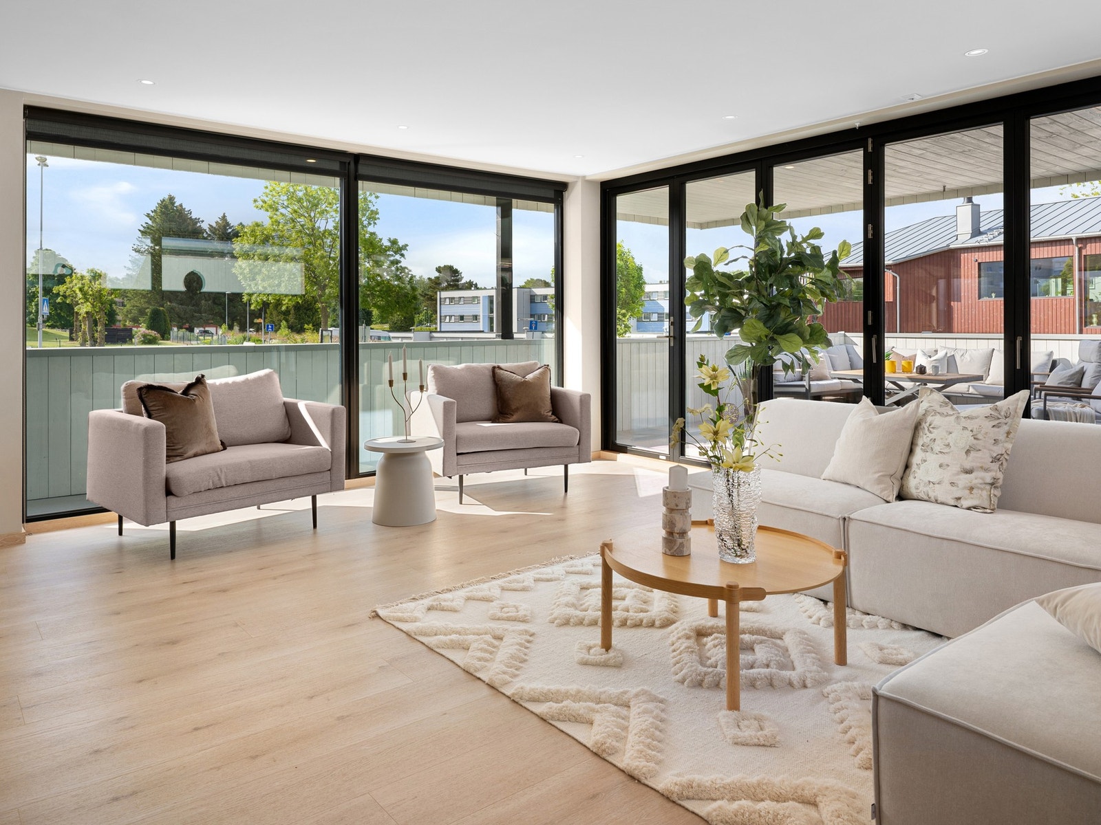 Store vindusflater gir rikelig med naturlig lys Galleribilde