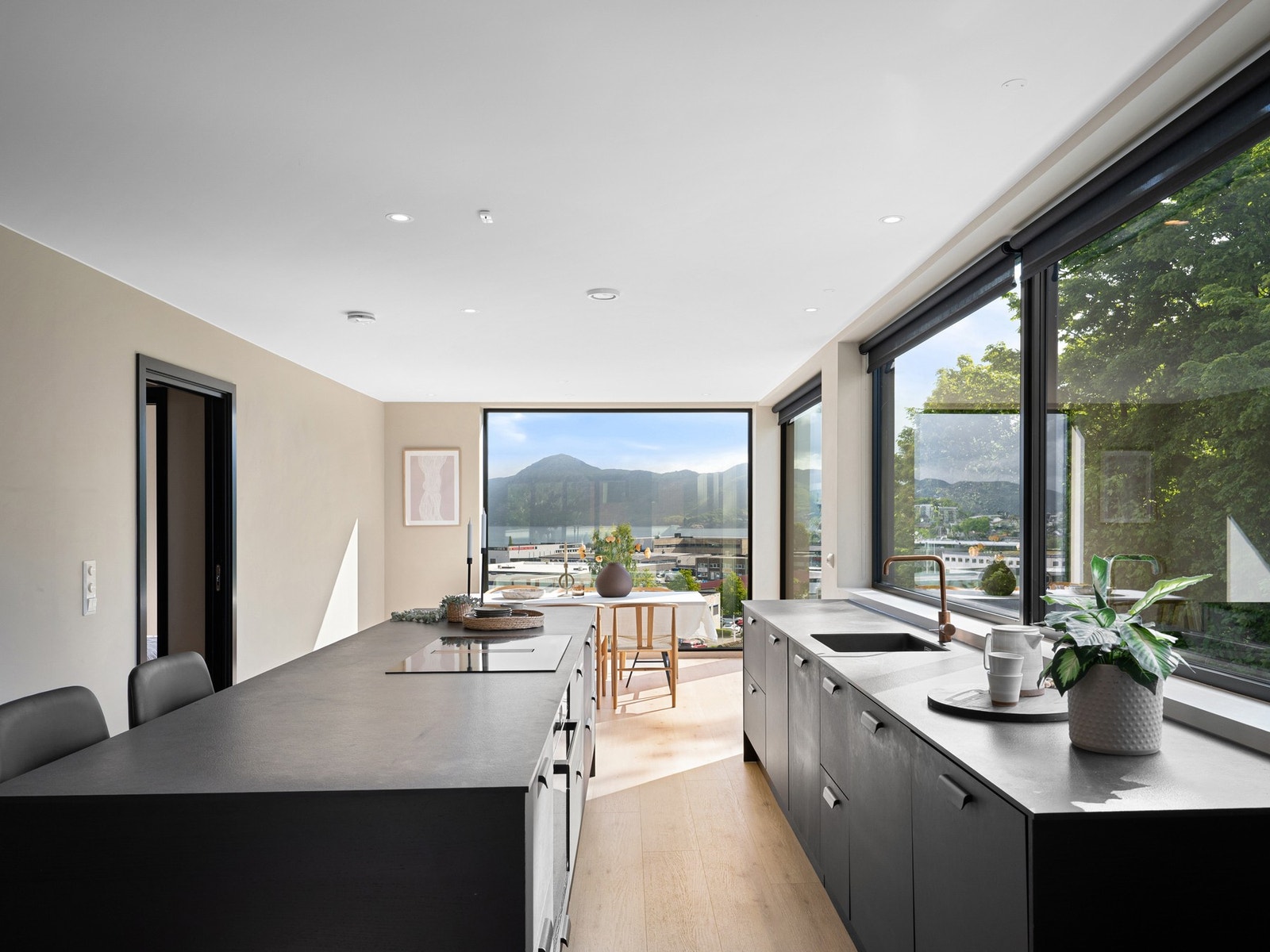 Designa kjøkkeninnredning med int. hvitevarer Galleribilde