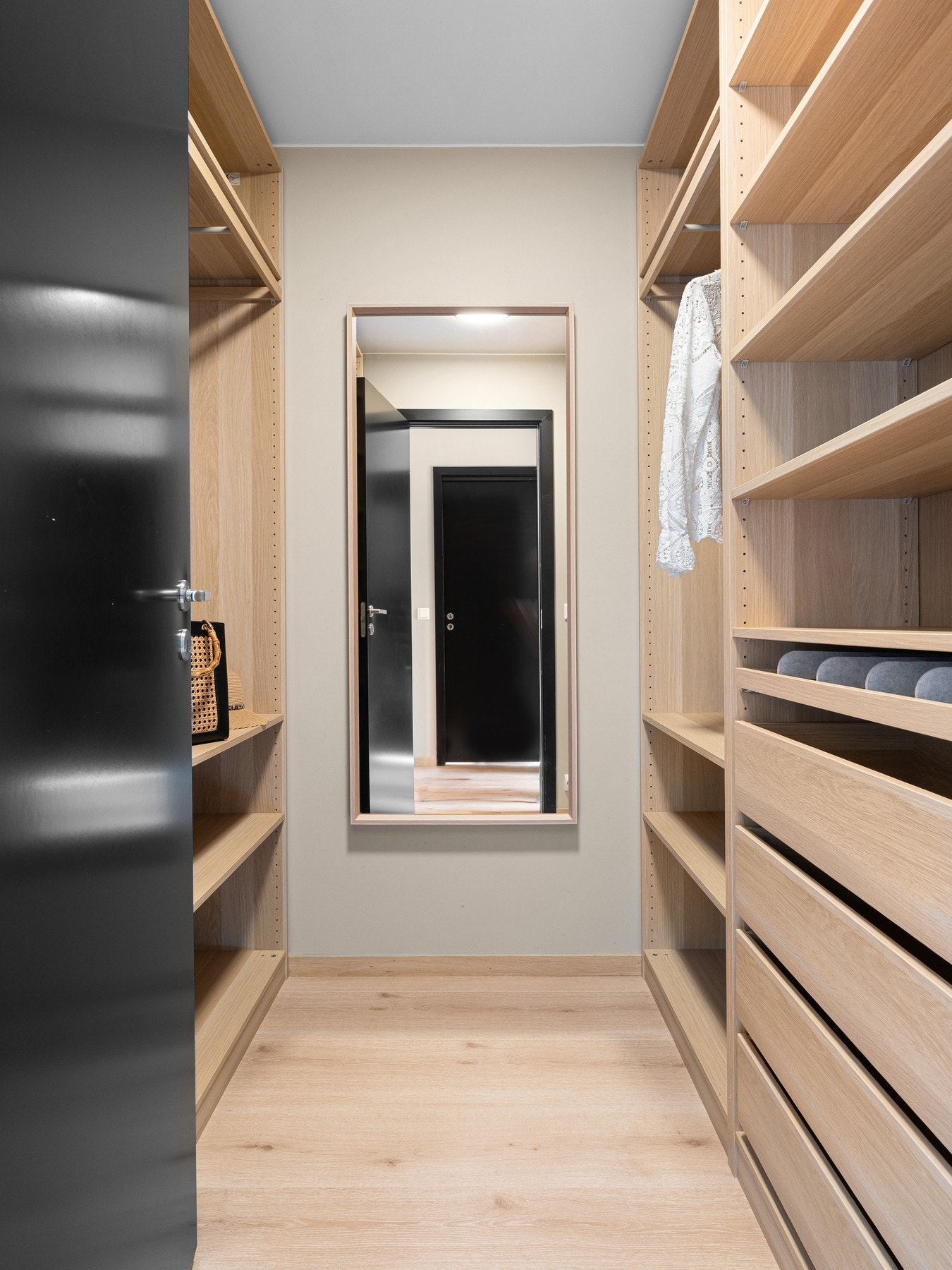 Walk-in garderobe til hovedsoverommet Galleribilde