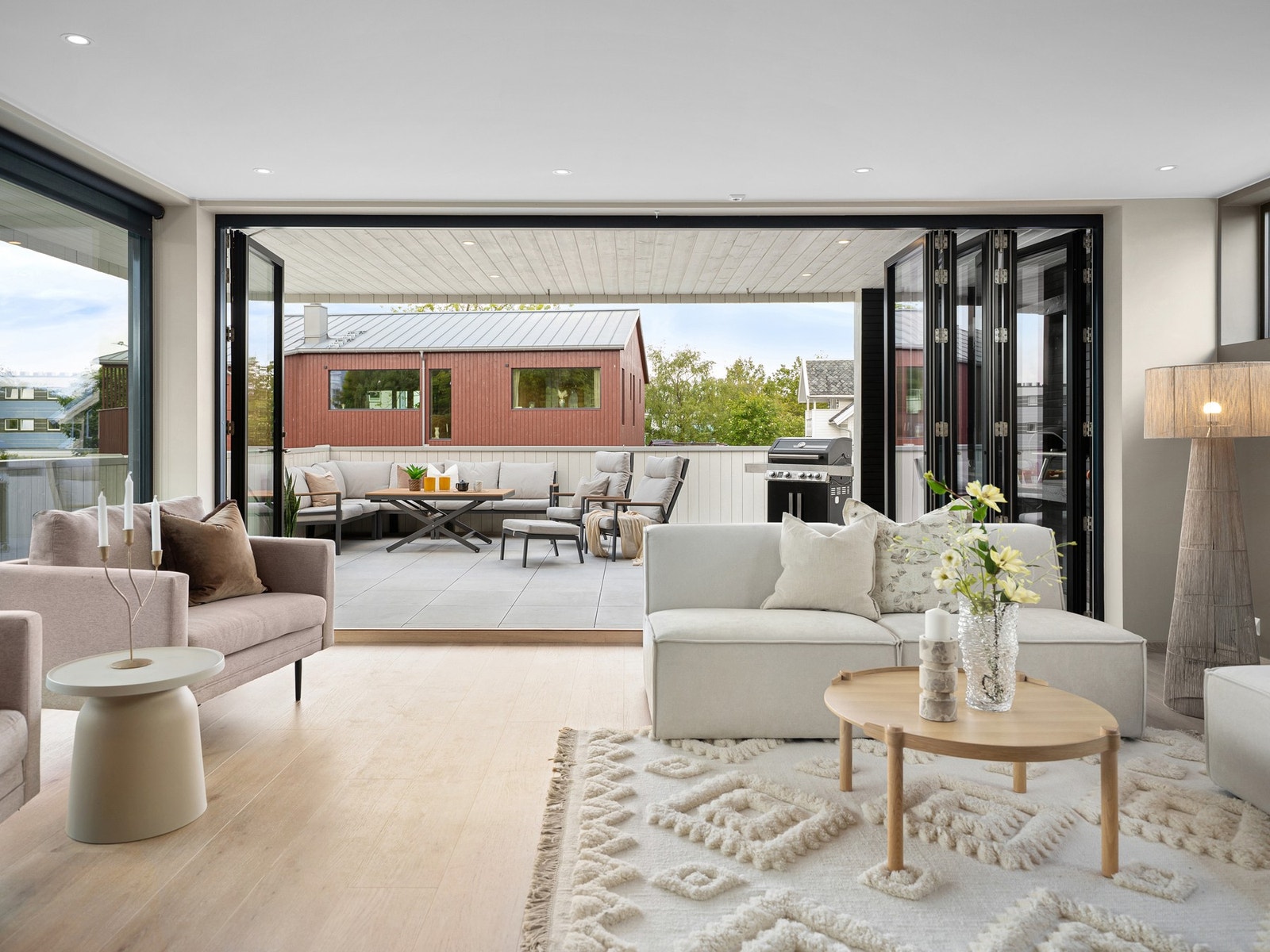 Foldedørene åpnes opp ut mot terrassen Galleribilde