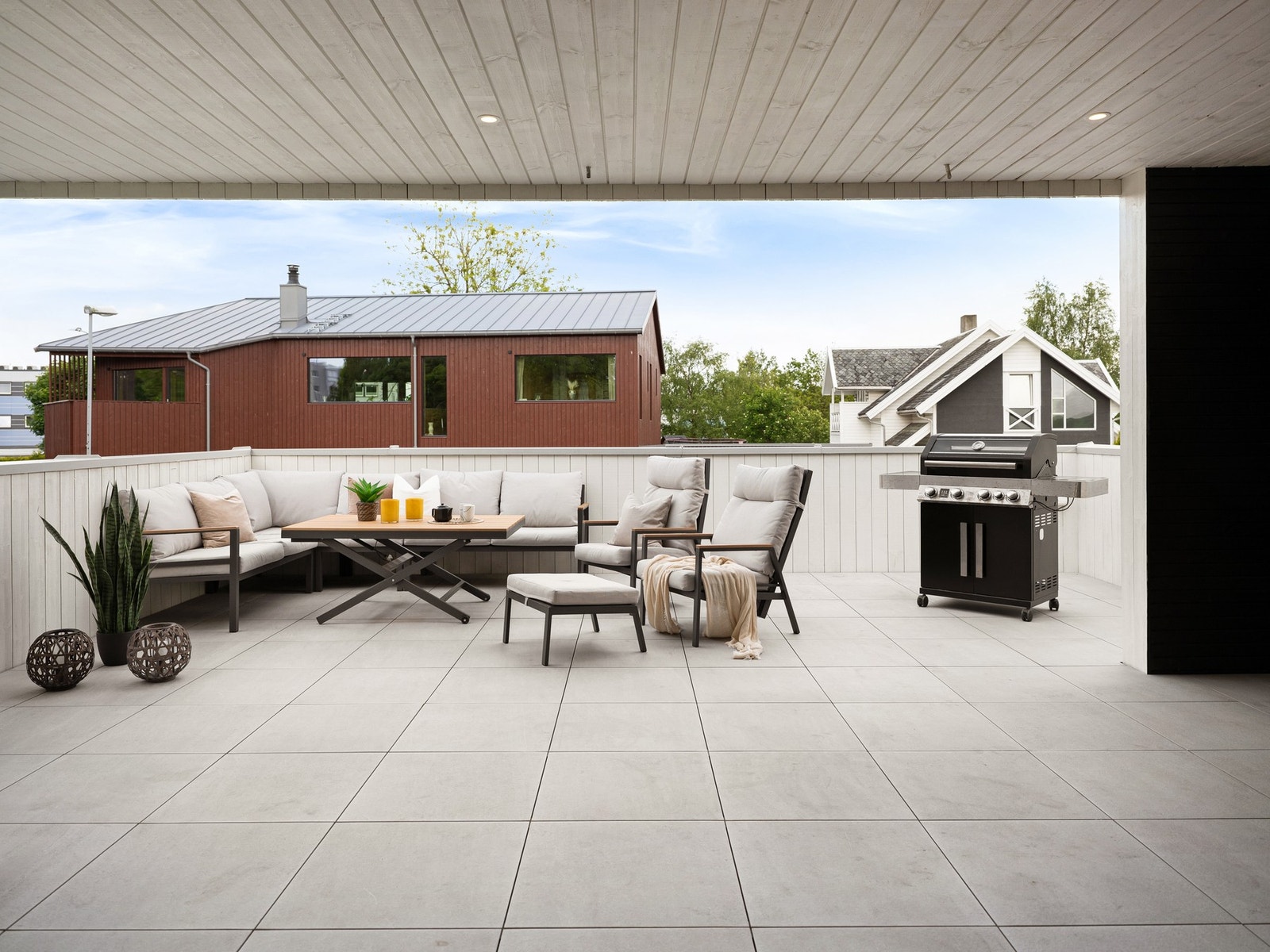 Flislagt terrasse, god plass til hele familien Galleribilde