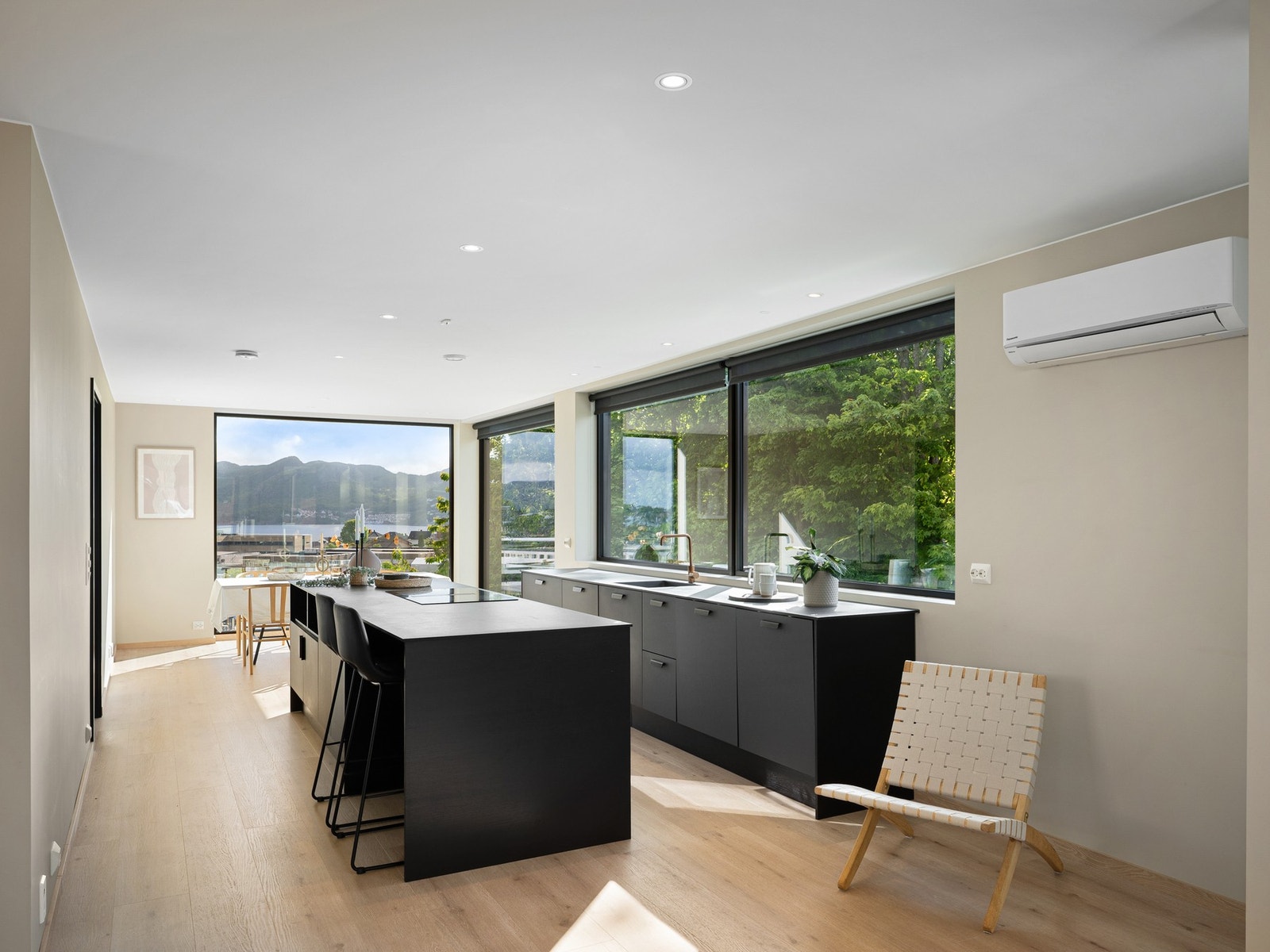 Lekkert kjøkken og ikke minst utsikt Galleribilde