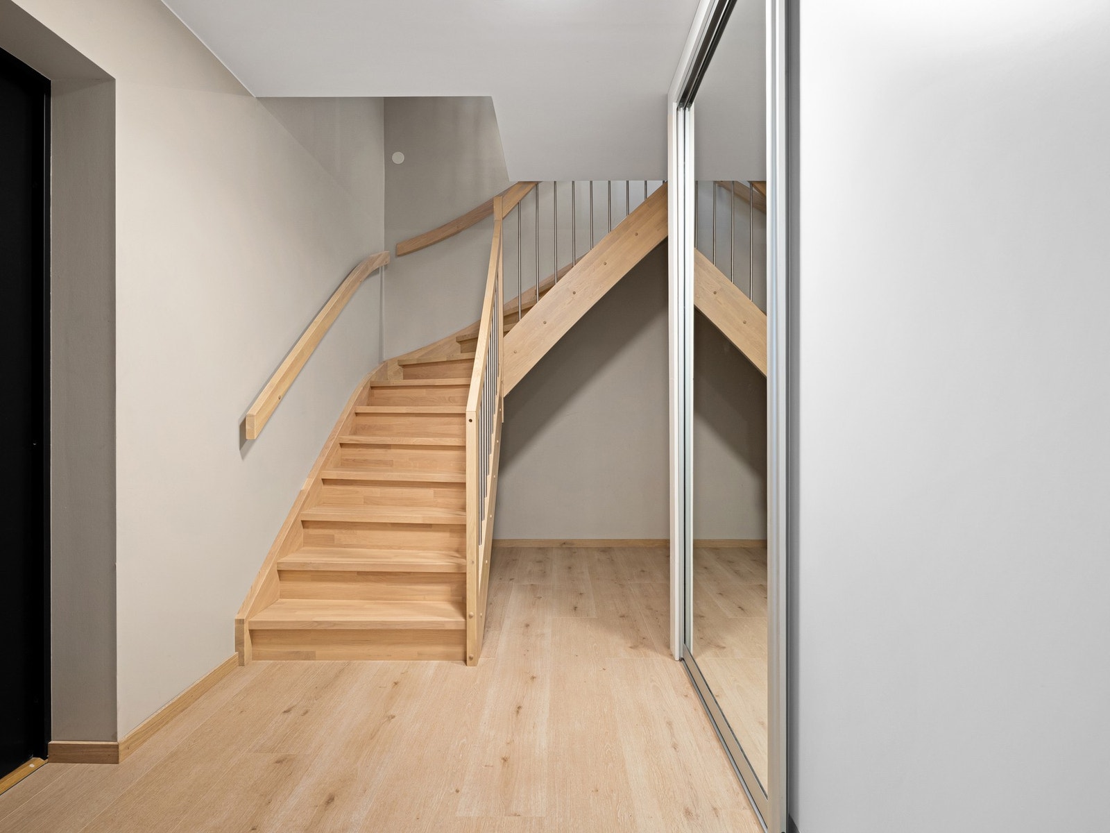 Inngang i underetasje til hybel og hoveddel Galleribilde