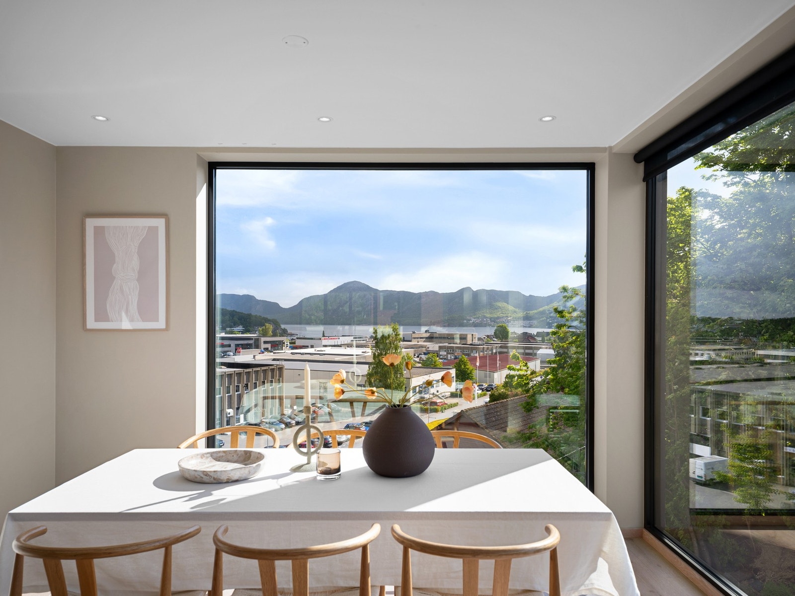 Utsikt mot fjorden og fjellene Galleribilde