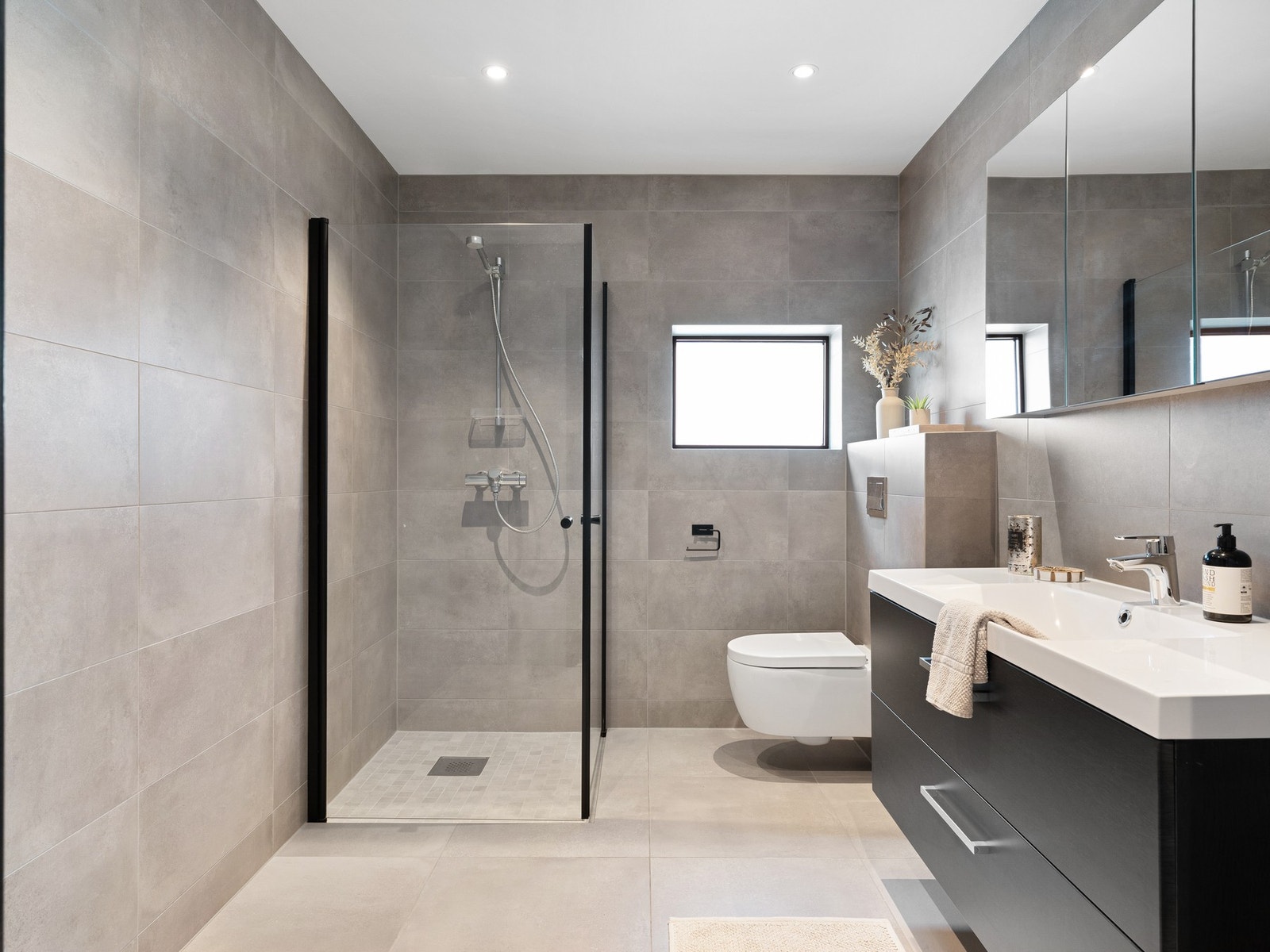 Lekkert baderom i 1.etasje Galleribilde